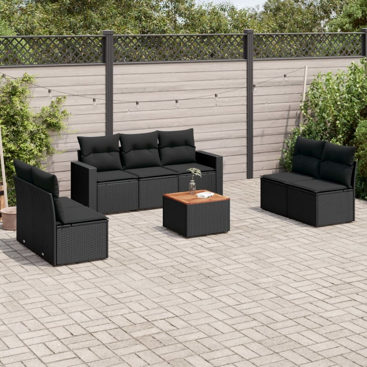Outdoor-Möbelset aus schwarzem Korbgeflecht: Sofa, zwei Stühle und ein Tisch.