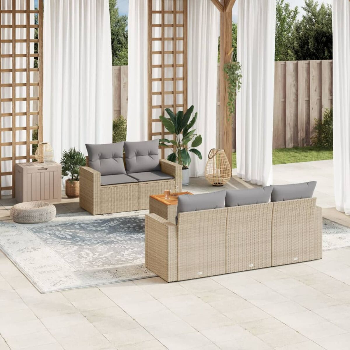 Terrassenset im Freien mit einem Sofa und zwei Stühlen. Der Hintergrund hat weiße Vorhänge und ein Holzgitter.