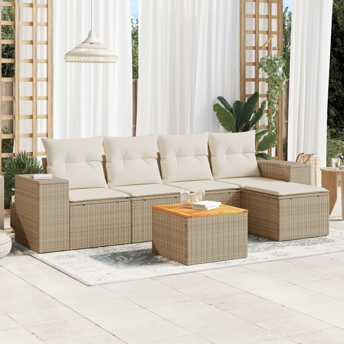 Ein beiges Rattan-Terrassenset, einschließlich Sofa, Stuhl und Couchtisch.