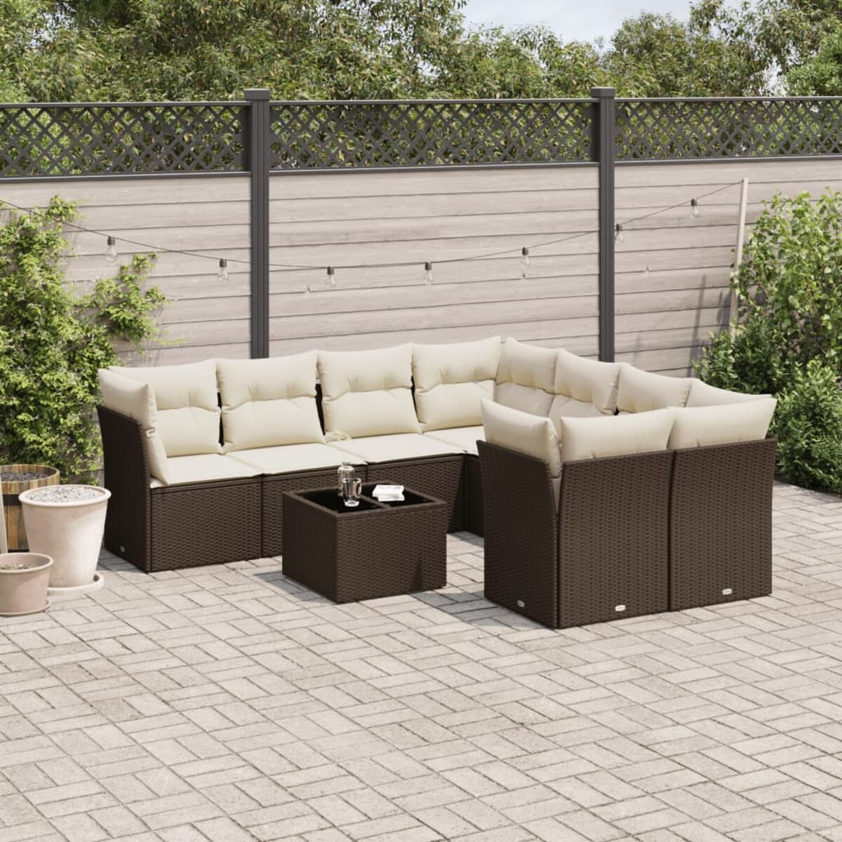 Set da patio all'aperto, vimini marrone con cuscini color crema. Include tavolo e sedie.