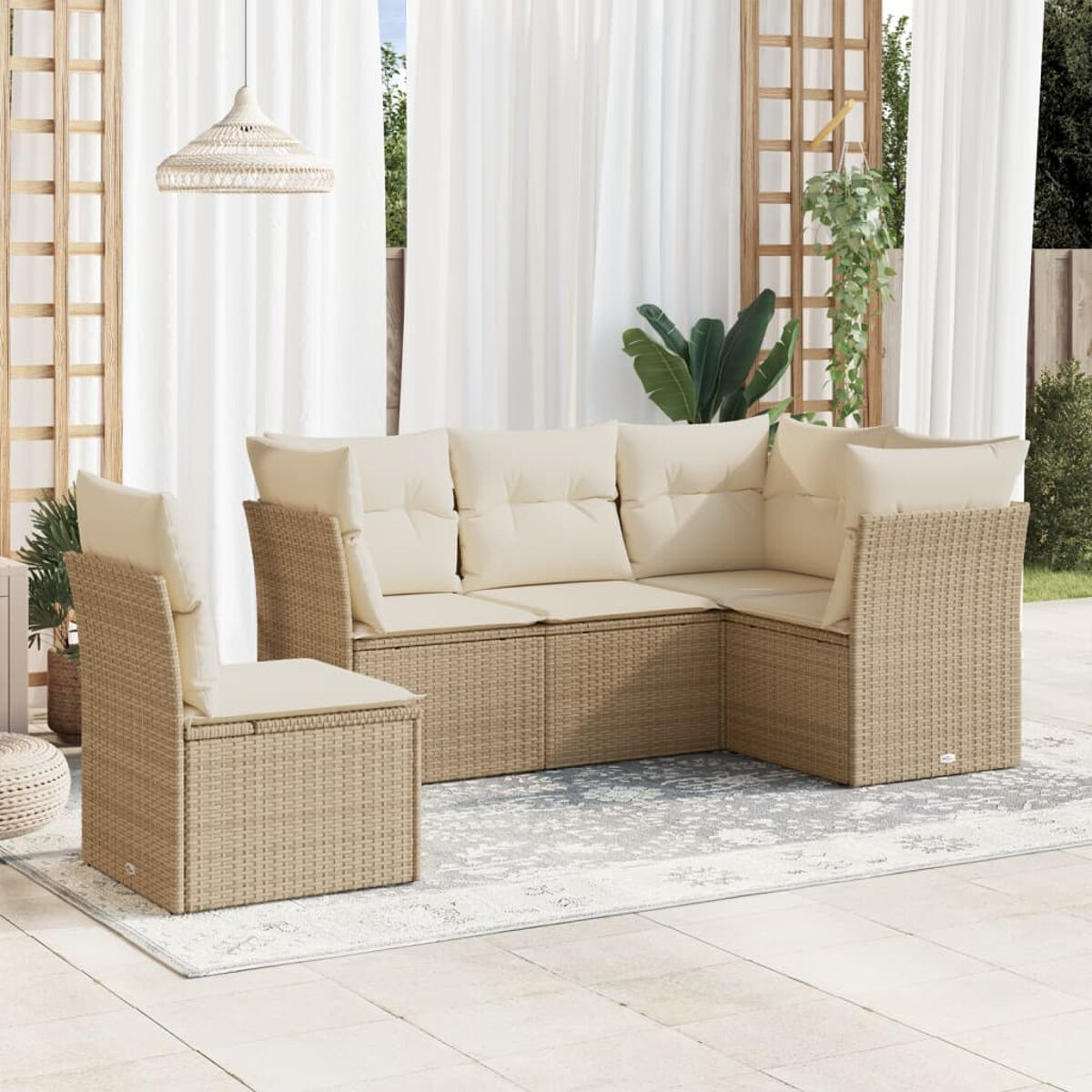 Geflochtener Outdoor-Schnitt mit cremefarbenen Kissen, einem Stuhl und einem Teppich auf einer Terrasse, mit Vorhängen und einer Lampe.