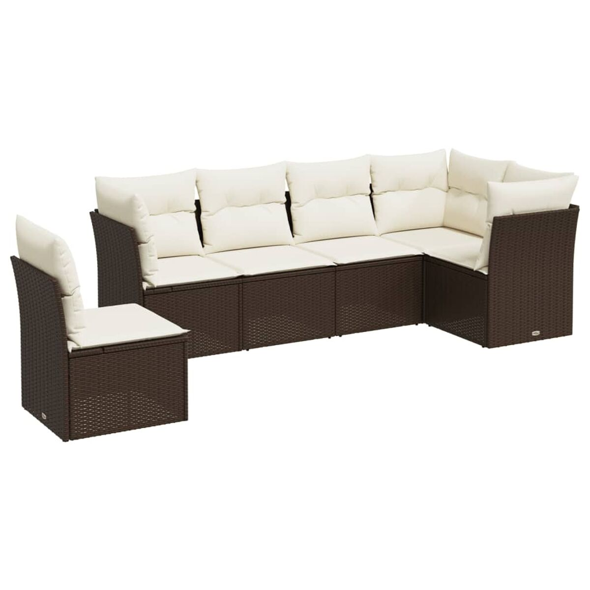 Divano angolare in vimini marrone con cuscini color crema e sedia abbinata, tutto su sfondo bianco.