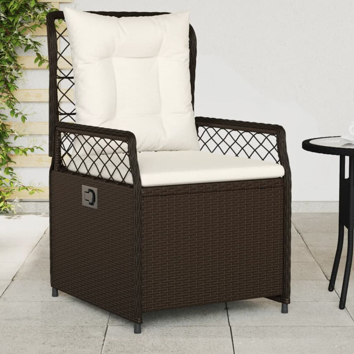 Outdoor-Sessel mit Kissen. Braunes Weidengeflecht mit dekorativem Netzdesign.
