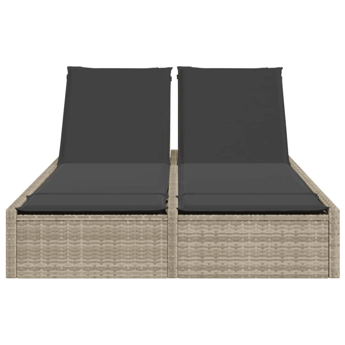 Zwei beige Outdoor-Chaiselongues mit schwarzen Kissen. Korbgeflecht-Design.
