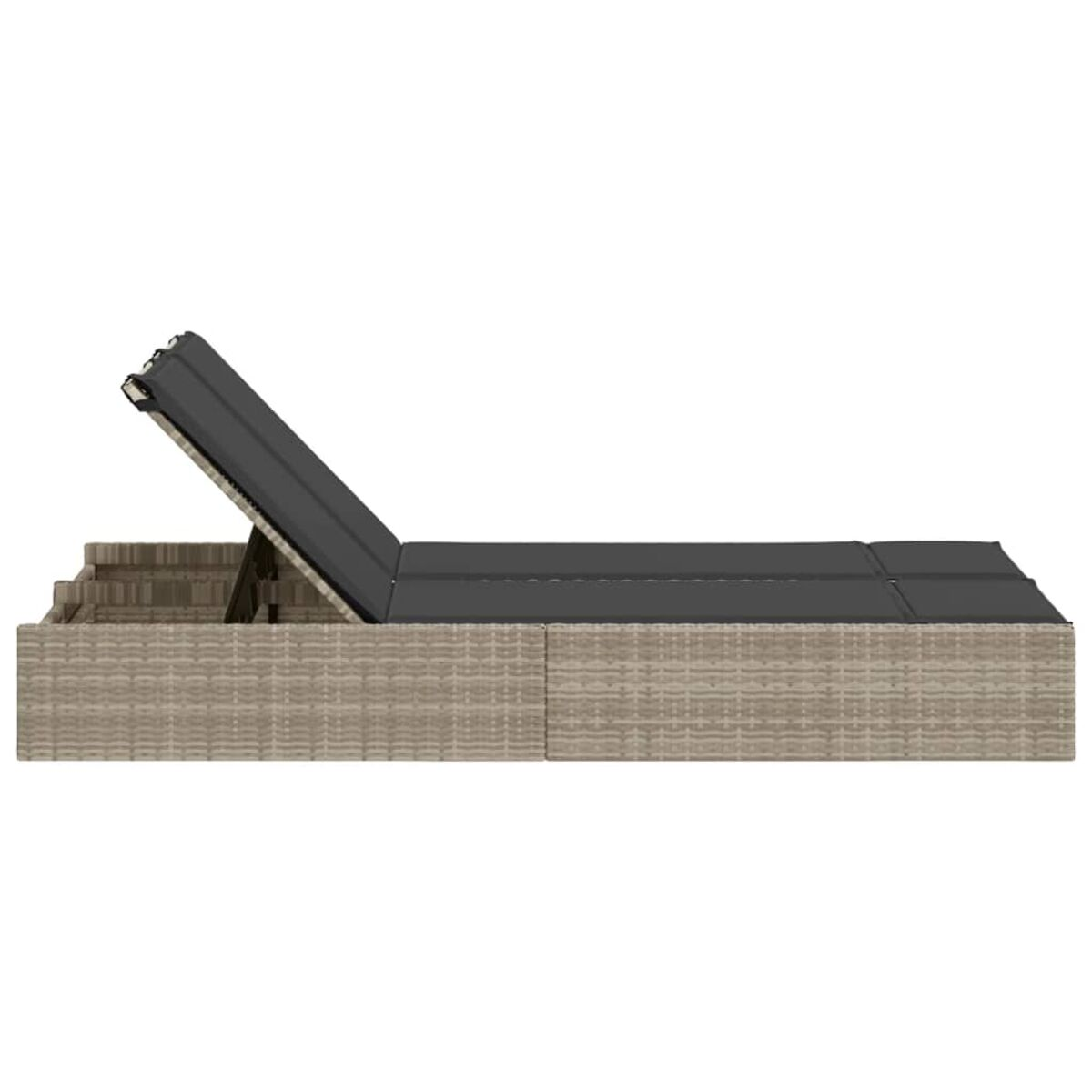 Eine graue und beige Outdoor-Chaiselongue, mit nach oben abgewinkelter Rückenlehne. Isoliert auf weißem Hintergrund.