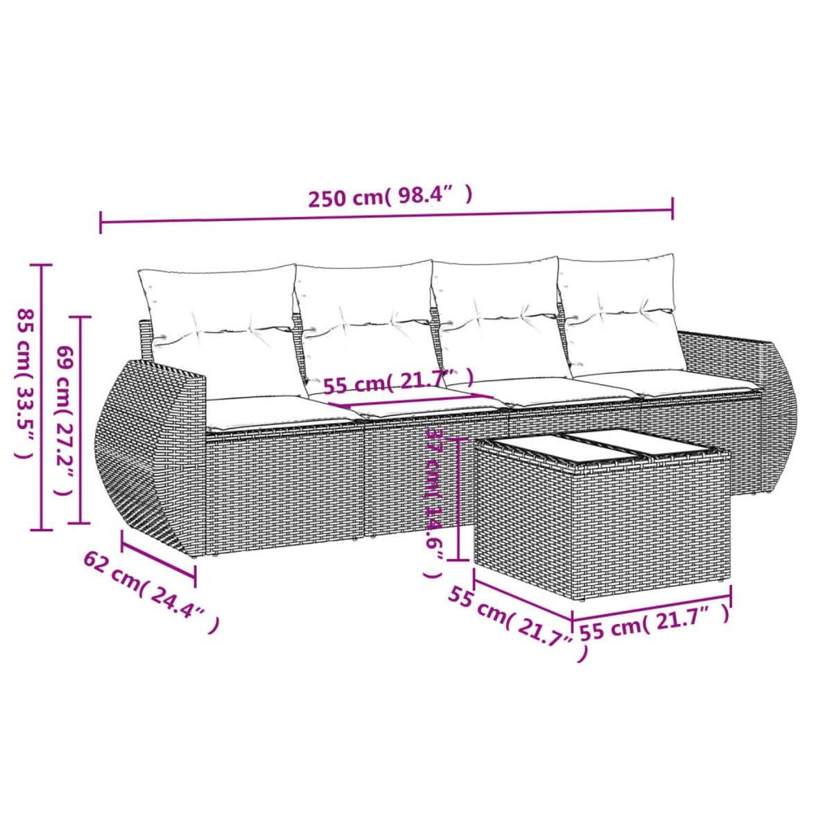 Divano con dimensioni, tavolino con dimensioni. Entrambi sono in rattan e i cuscini sono bianchi.