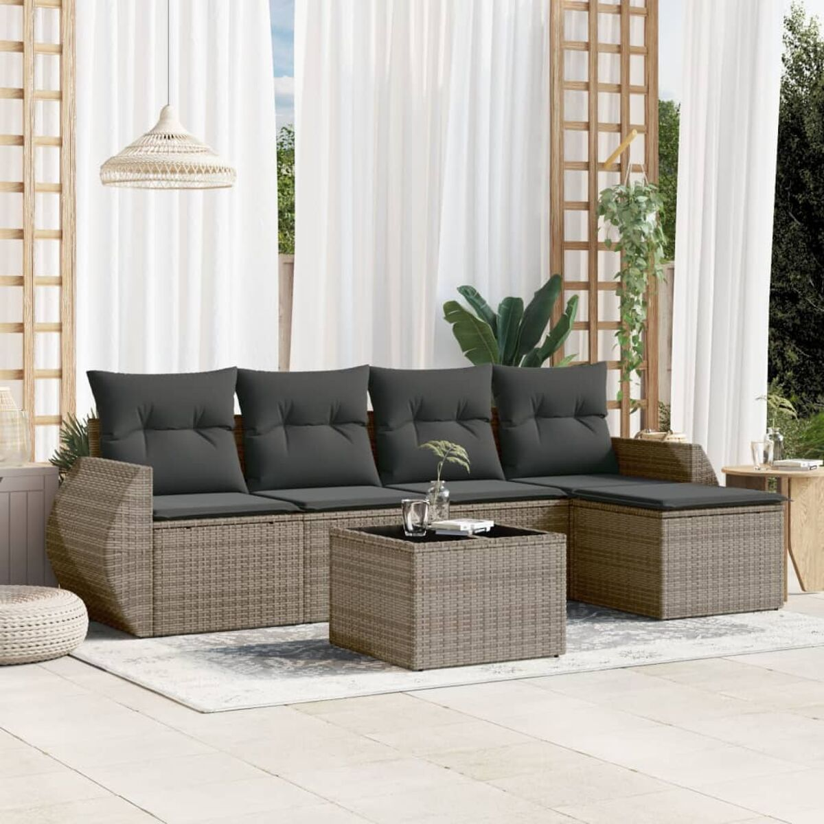 Gartenmöbel. Rattan-Sofa, Couchtisch, Teppich und Beistelltisch mit Lampe.