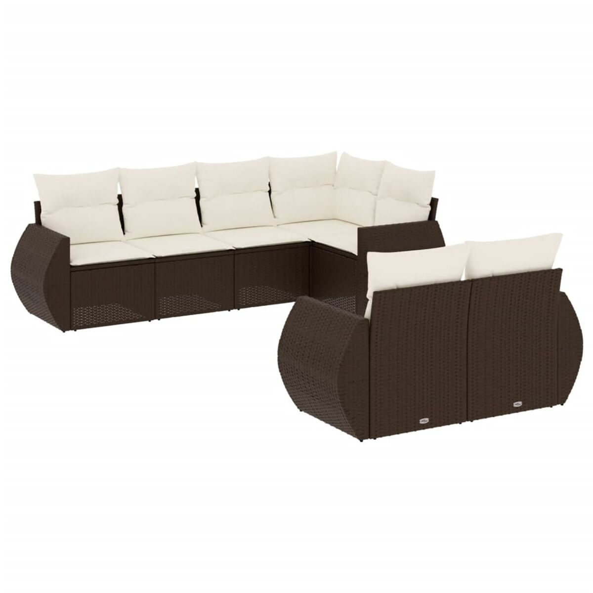 Set componibile da esterno in rattan marrone con cuscini bianchi e un tavolino in legno. Sfondo bianco.