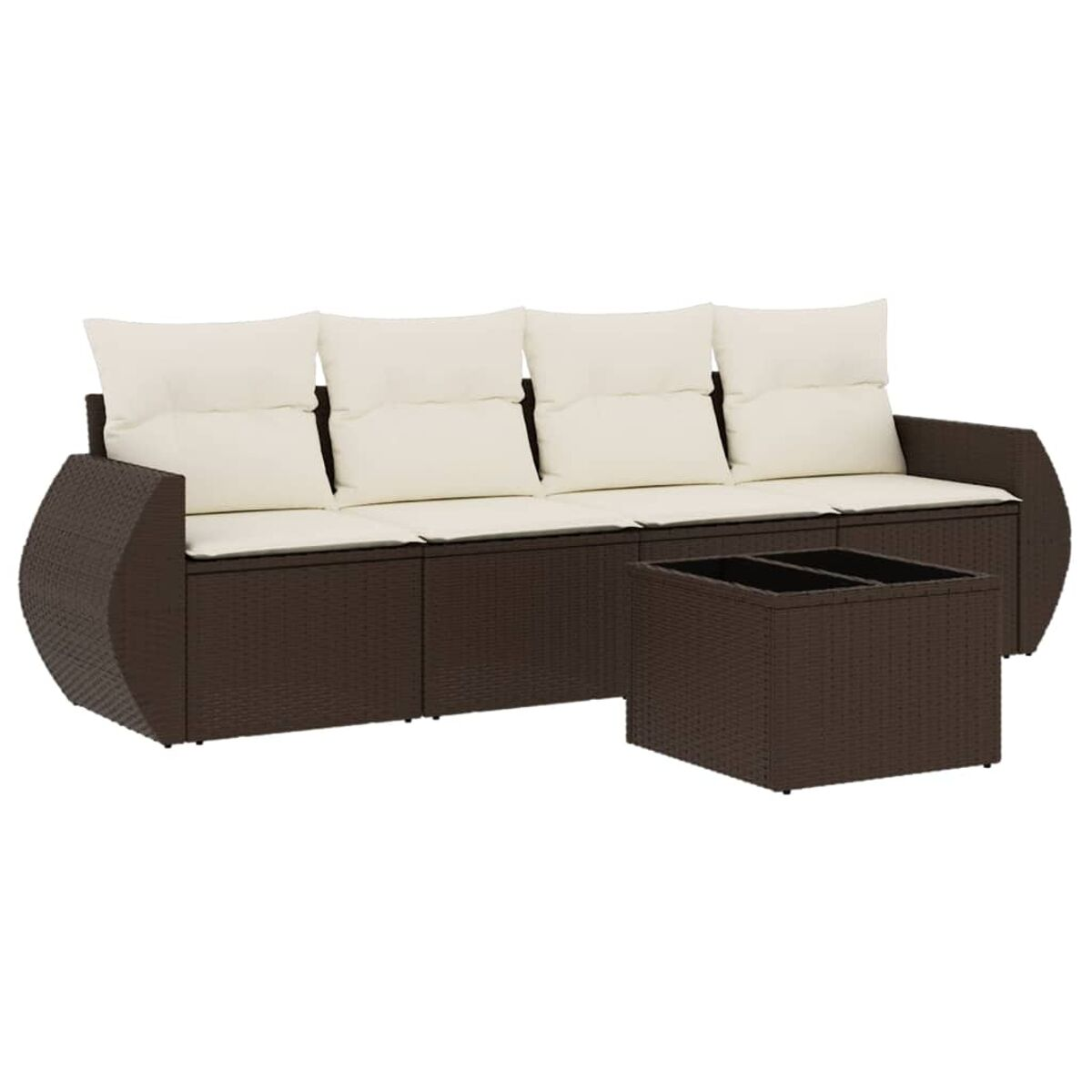 Set divano in rattan marrone con cuscini color crema e tavolino, su sfondo bianco.