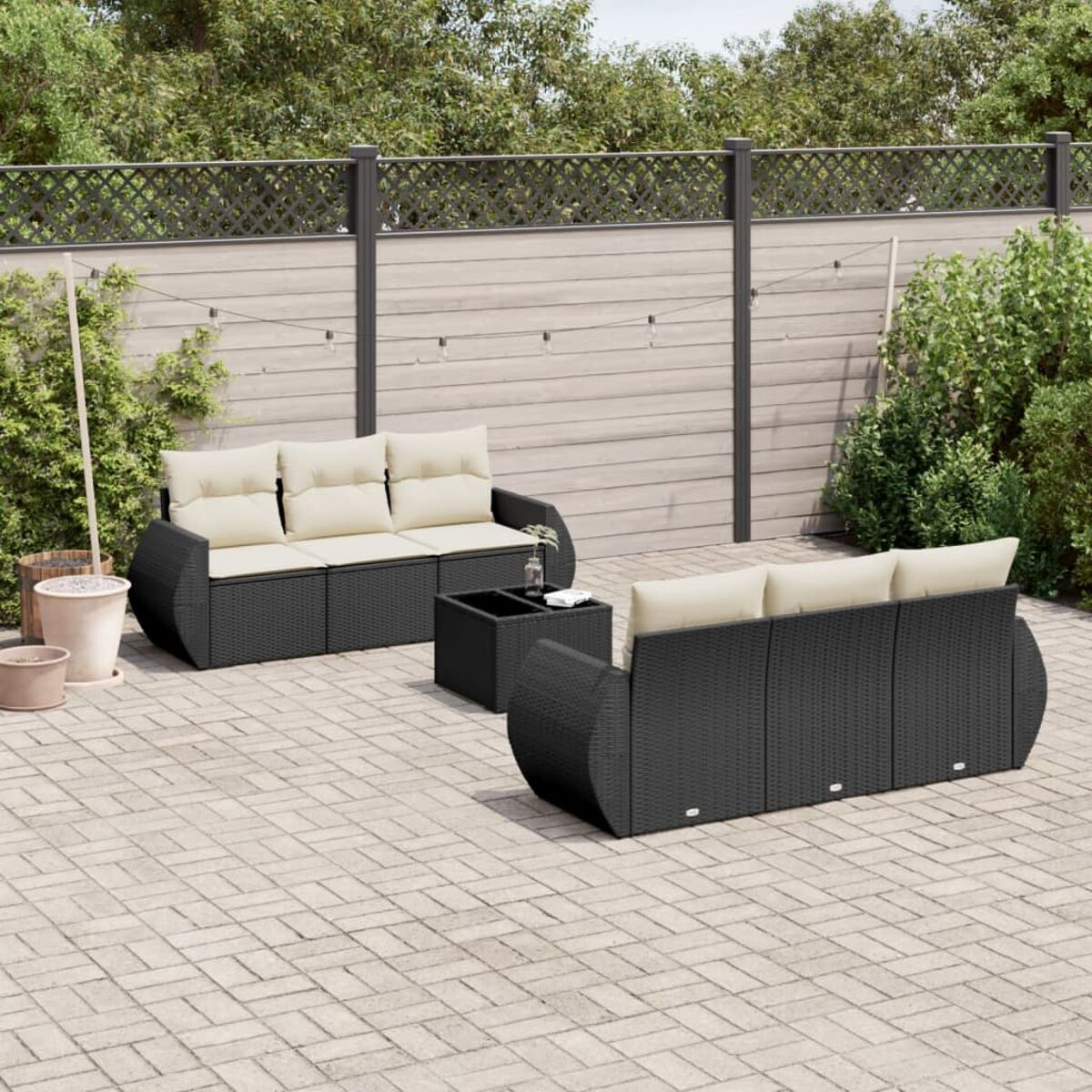 Terrassenmöbel-Set mit schwarzen Korbmöbeln. Enthält Ecksofa, Couchtisch und Sitzgelegenheiten.
