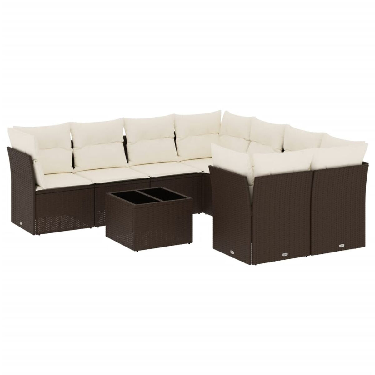 Divano componibile in vimini marrone con cuscini color crema e tavolino quadrato abbinato. Sfondo bianco.
