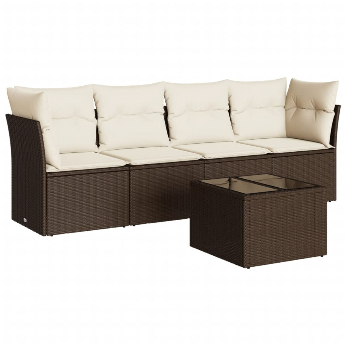 Set divano in rattan marrone con cuscini color crema e tavolino con piano in vetro, sfondo bianco.