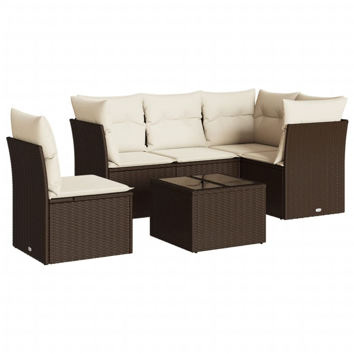 Set divani in vimini marrone con cuscini color crema e tavolino quadrato con piano in vetro.