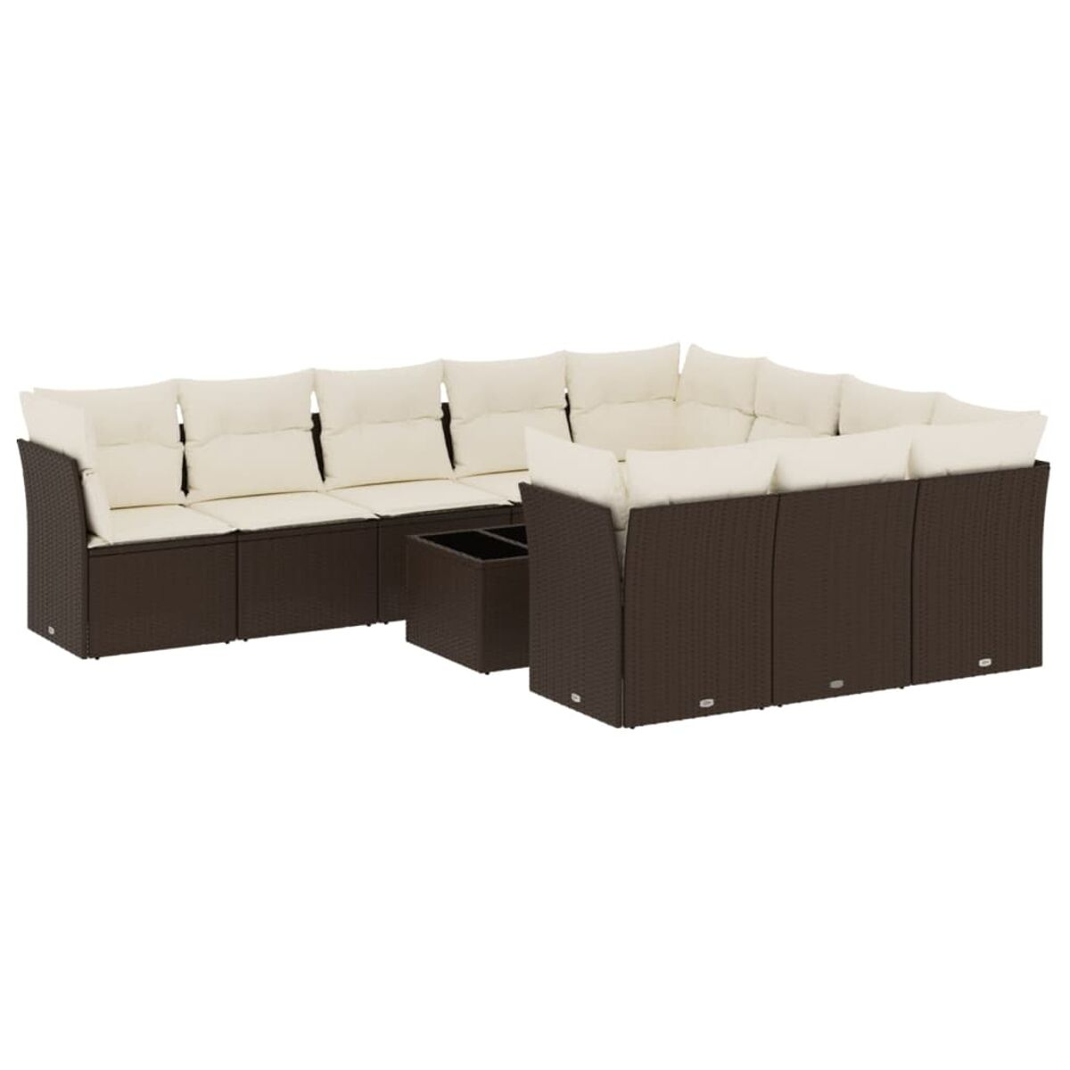 Divano componibile in vimini marrone con cuscini color crema e tavolino quadrato marrone.