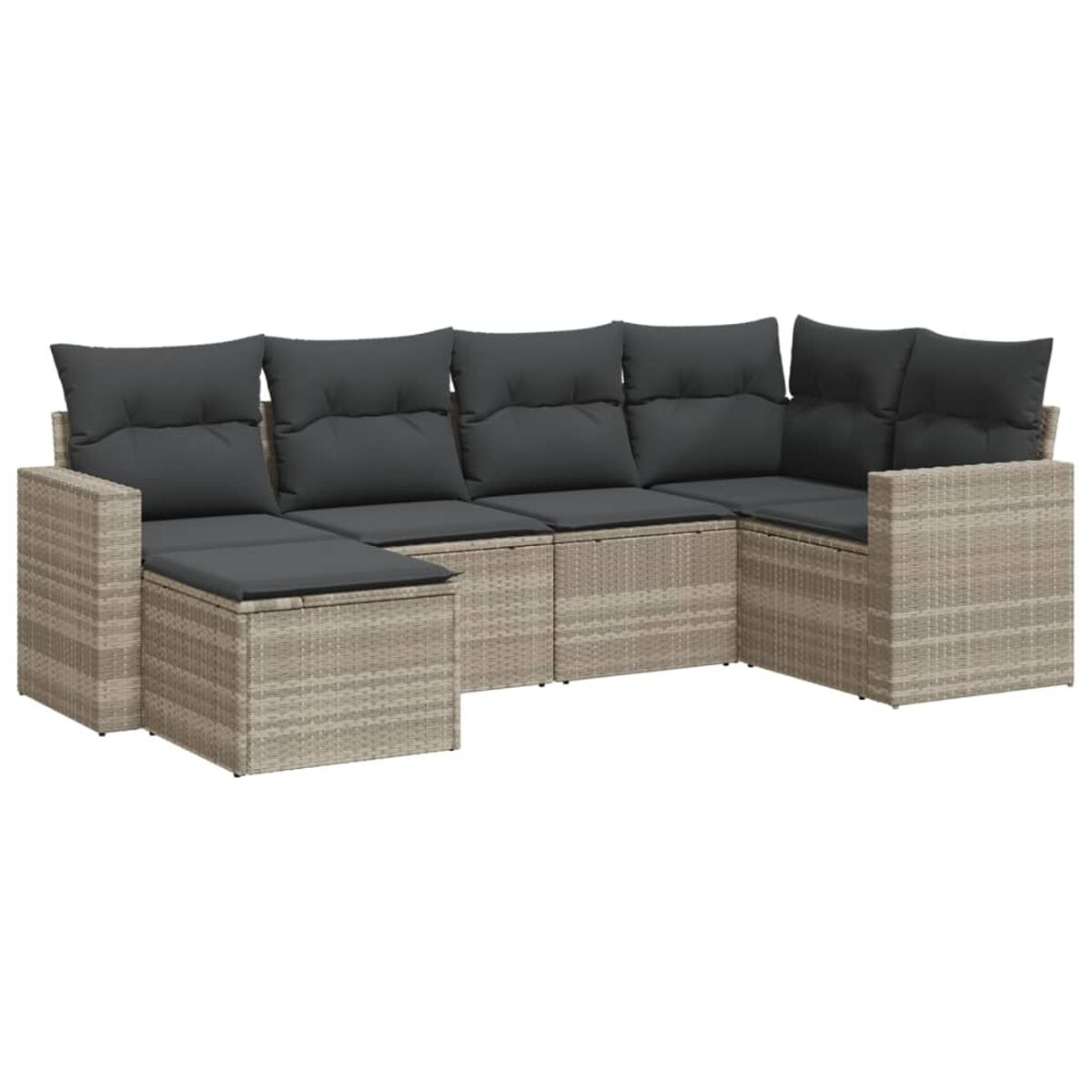 Divano angolare in rattan beige con cuscini grigi. Sfondo bianco.