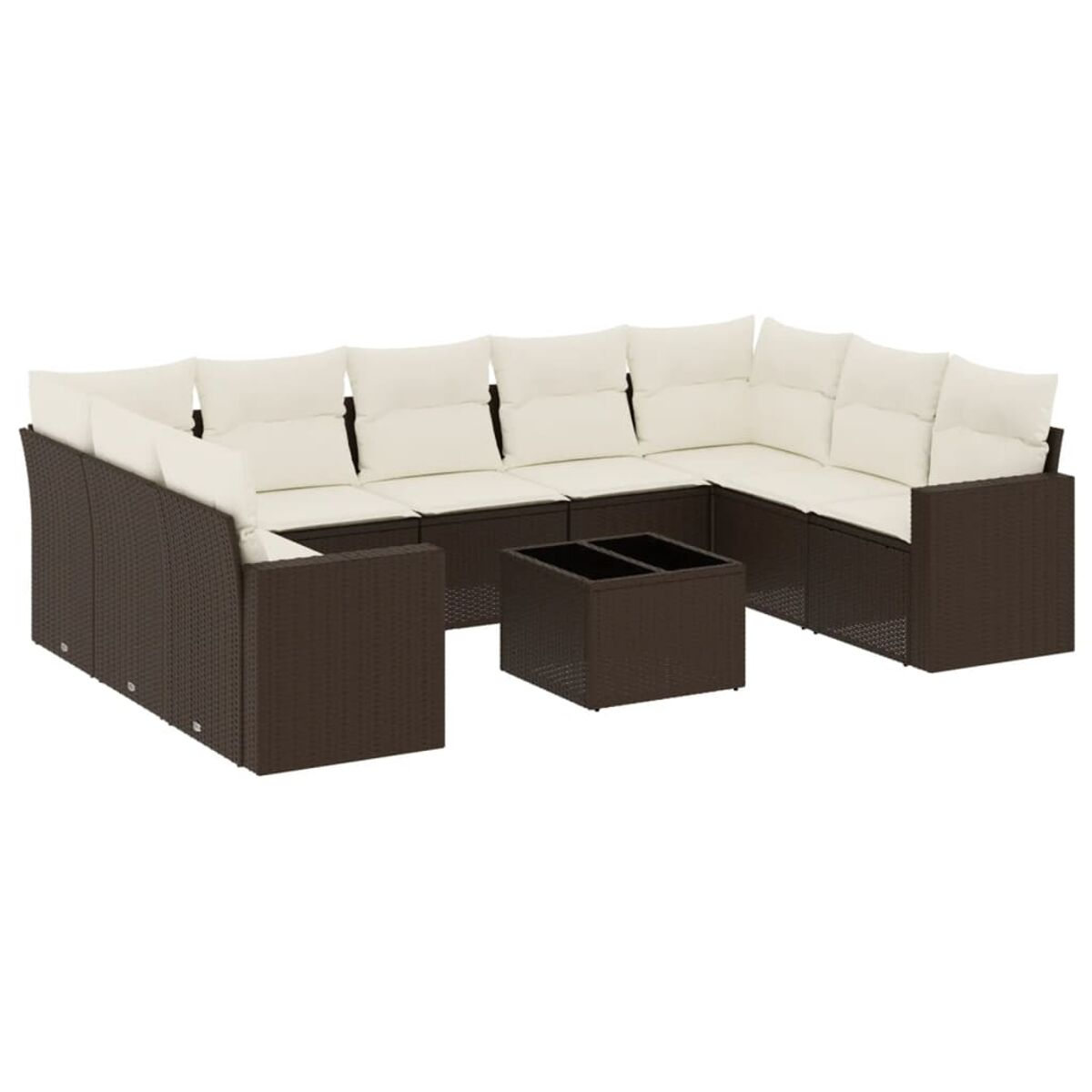 Set divano in rattan marrone con cuscini color crema e tavolino, sfondo bianco.