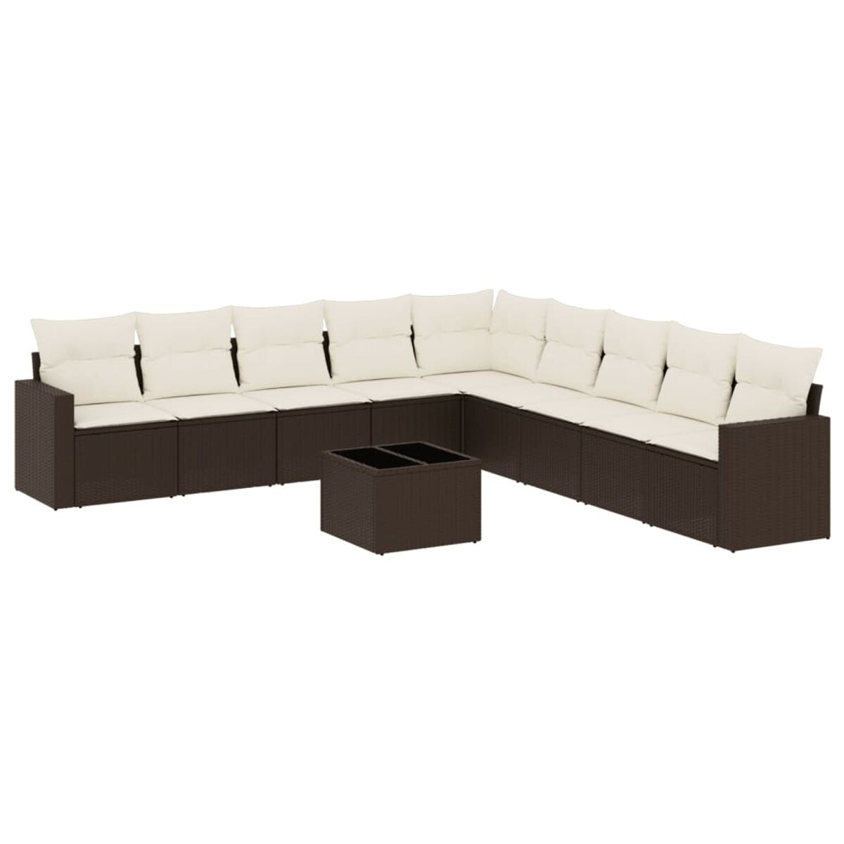 Divano angolare in rattan marrone con cuscini color crema e tavolo quadrato.