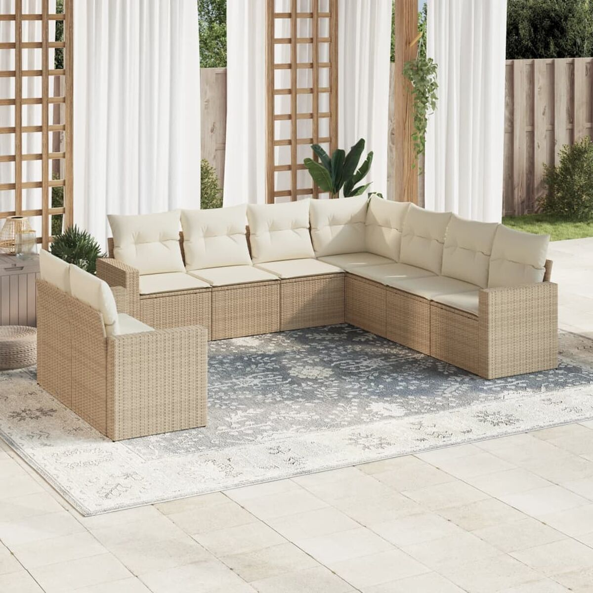 Ein schwarzes Gartenmöbel-Set aus Korbgeflecht mit beigen Kissen.