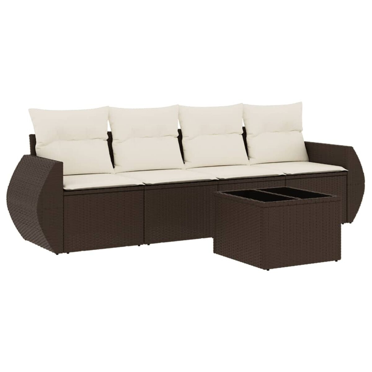 Divano in vimini marrone con cuscini color crema e tavolino quadrato con piano scuro.