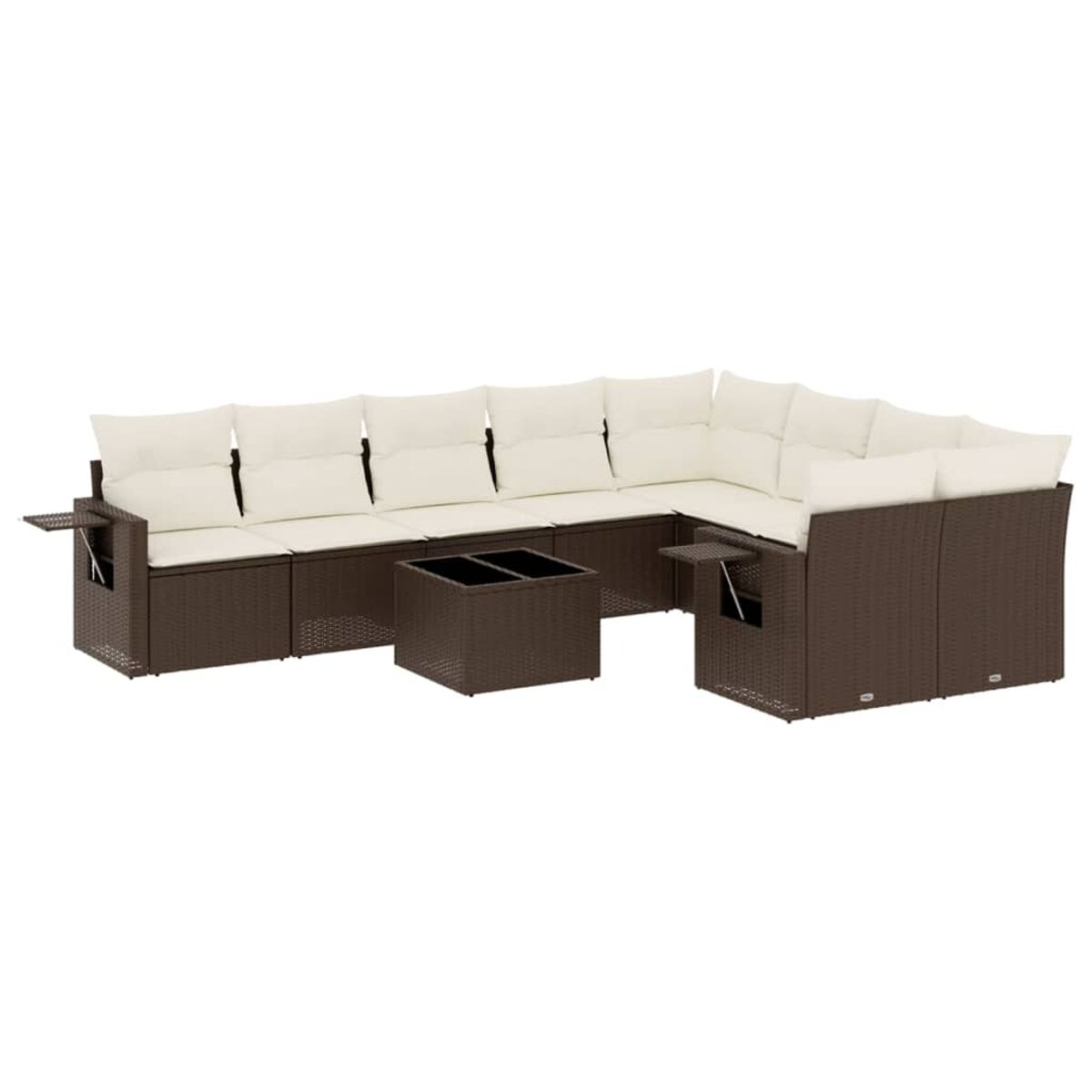 Divano componibile in vimini marrone scuro con cuscini color crema e tavolino. Sfondo bianco.