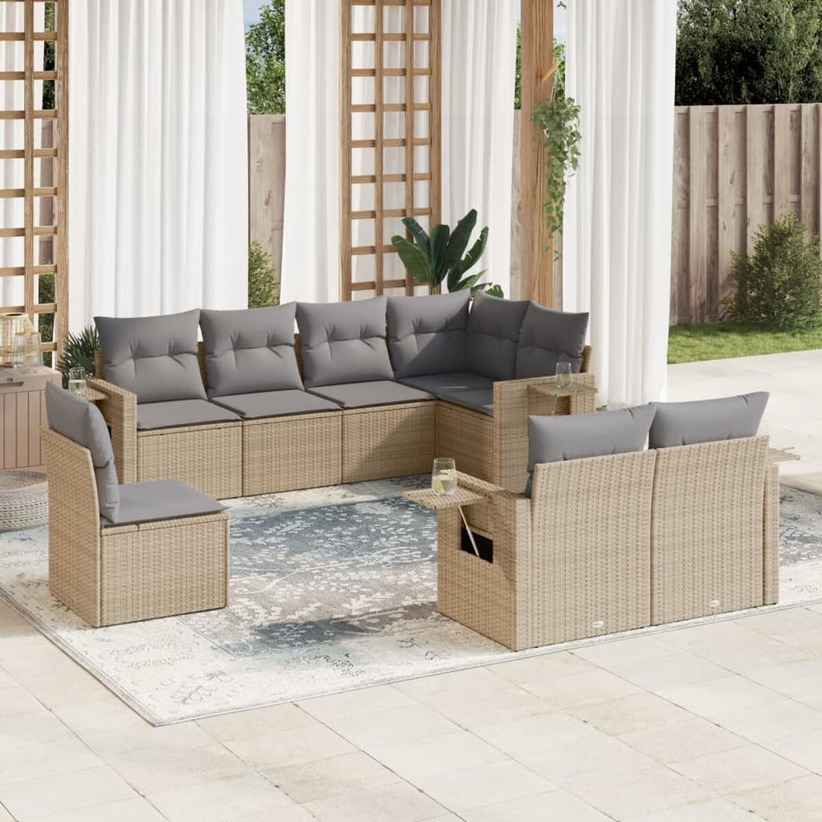 Beige Outdoor-Ecksofa mit grauen Kissen und Couchtisch auf einem Teppich. Zusätzlicher Stuhl.