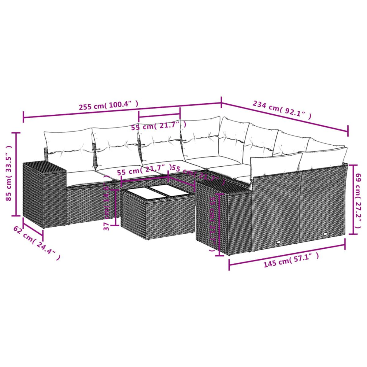 Ein L-förmiges Rattan-Sofa mit markierten Abmessungen. Es hat Kissen und einen Tisch. Weißer Hintergrund.
