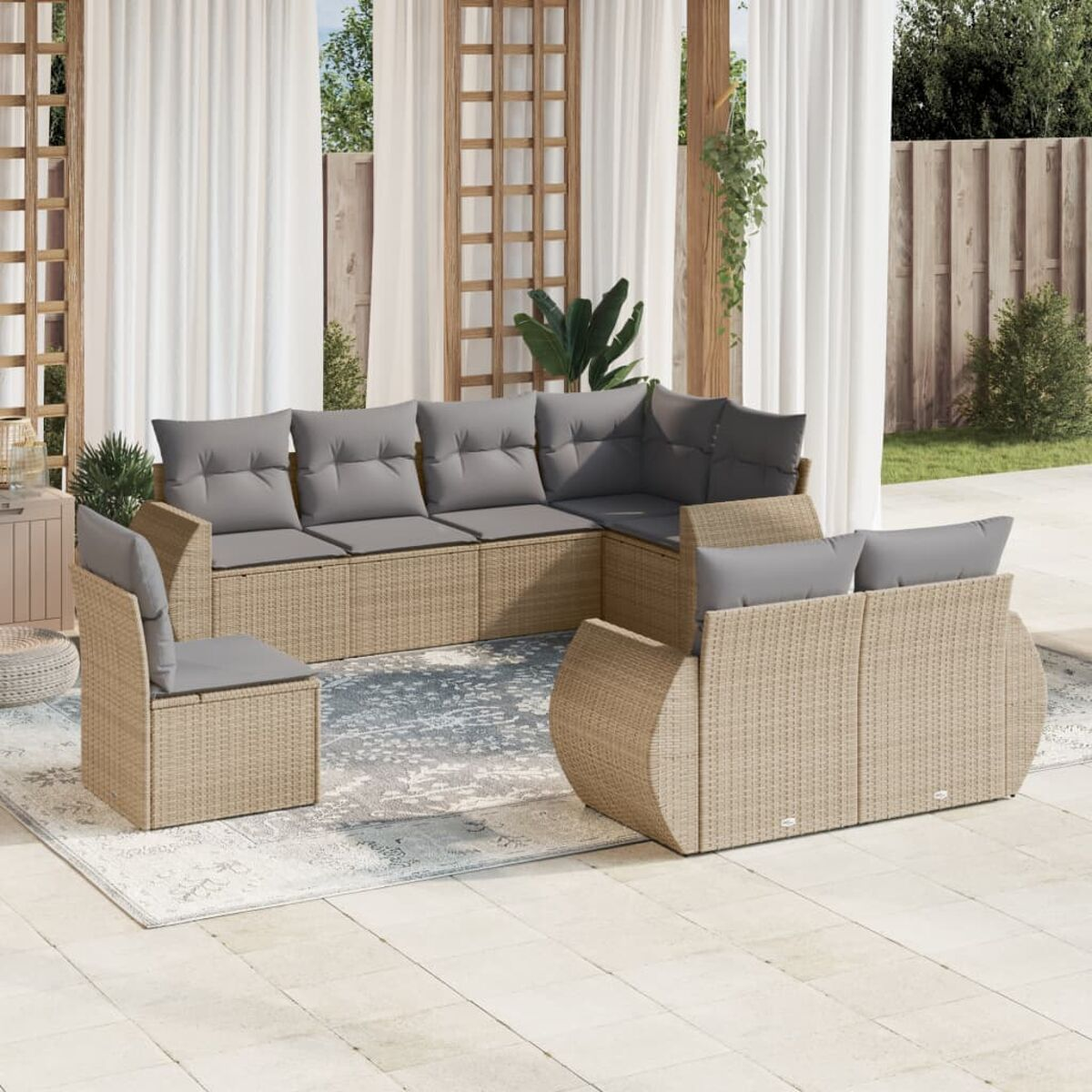 Geflochtenes Ecksofa mit grauen Kissen auf einem Teppich. Terrasse mit Stuhl und Sofa.