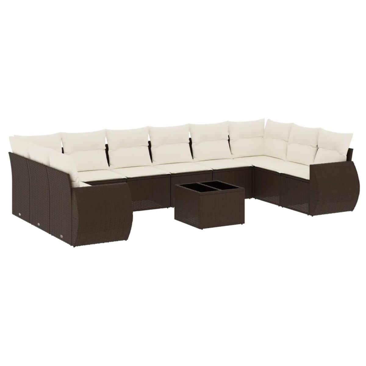 Divano componibile in vimini marrone scuro con cuscini color crema, tavolino e forma a U.