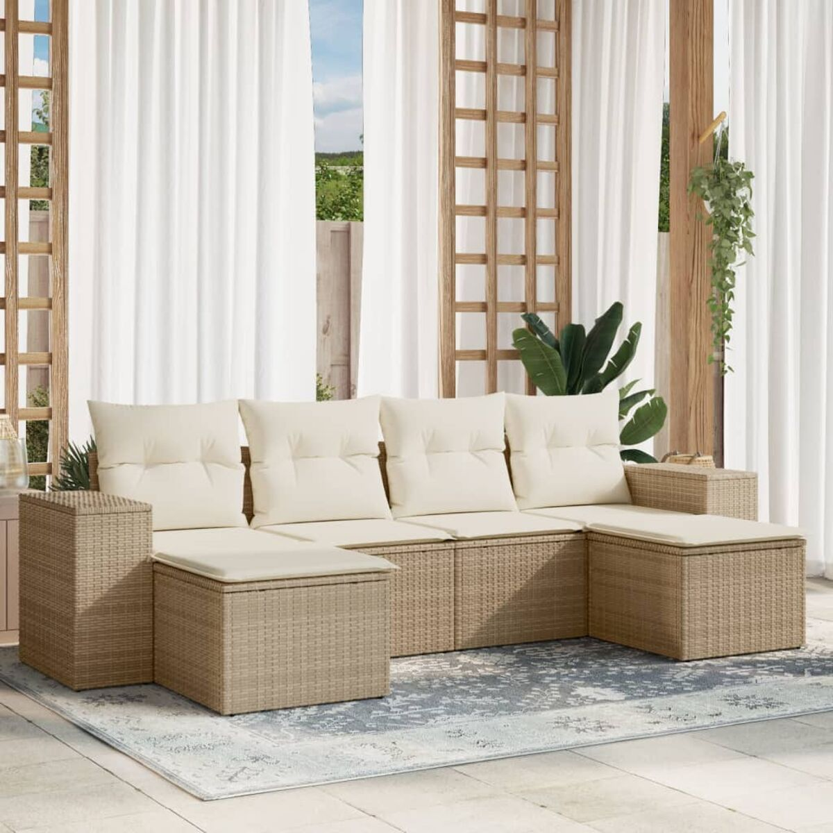 Outdoor-Ecksofa mit beigen Kissen, Ottoman und hellbraunem Korbgeflecht. Weiße Vorhänge im Hintergrund.