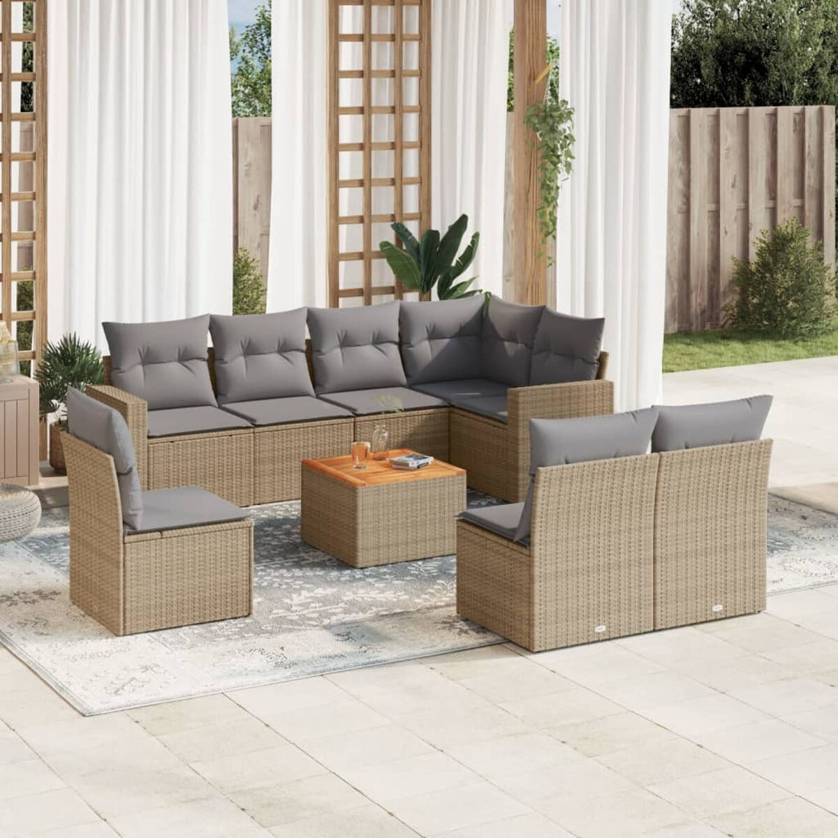 Outdoor-Ecksofa mit grauen Kissen, Couchtisch. Terrasse mit Vorhängen, Grün und Dekoration.