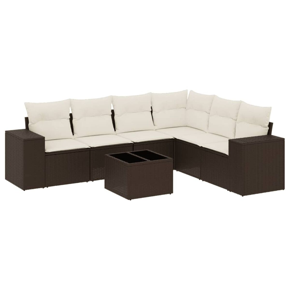 Divano angolare in vimini marrone con cuscini color crema e tavolino. Sfondo bianco.