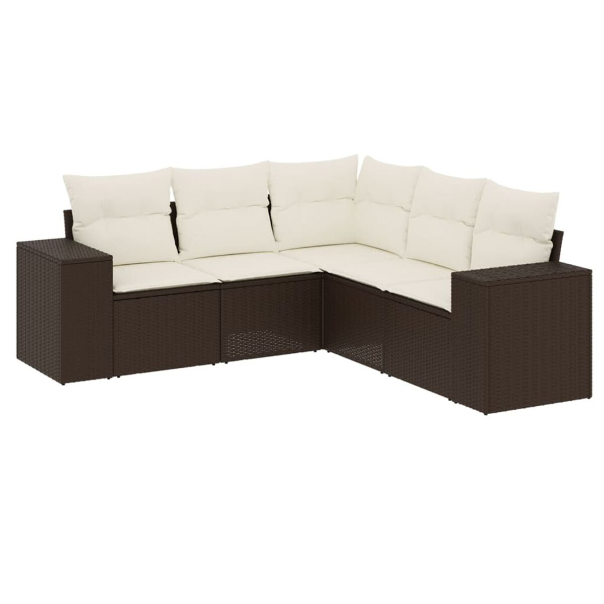 Divano angolare in rattan marrone con cuscini color crema. Sfondo bianco.