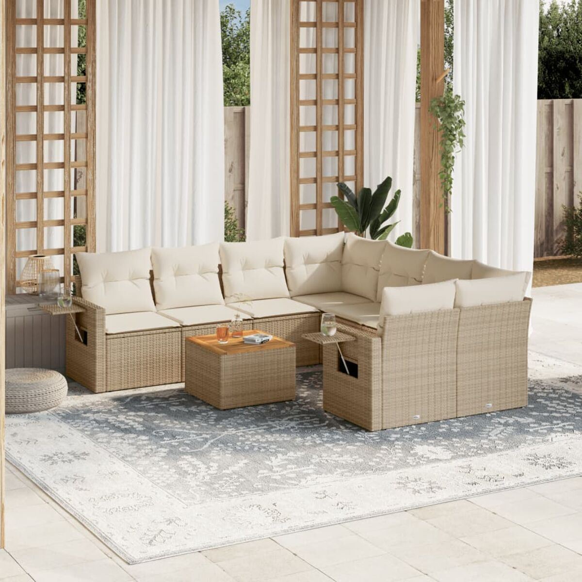 Korbmöbel-Set. Beige Kissen. Holztisch. Outdoor-Setting mit Teppich.