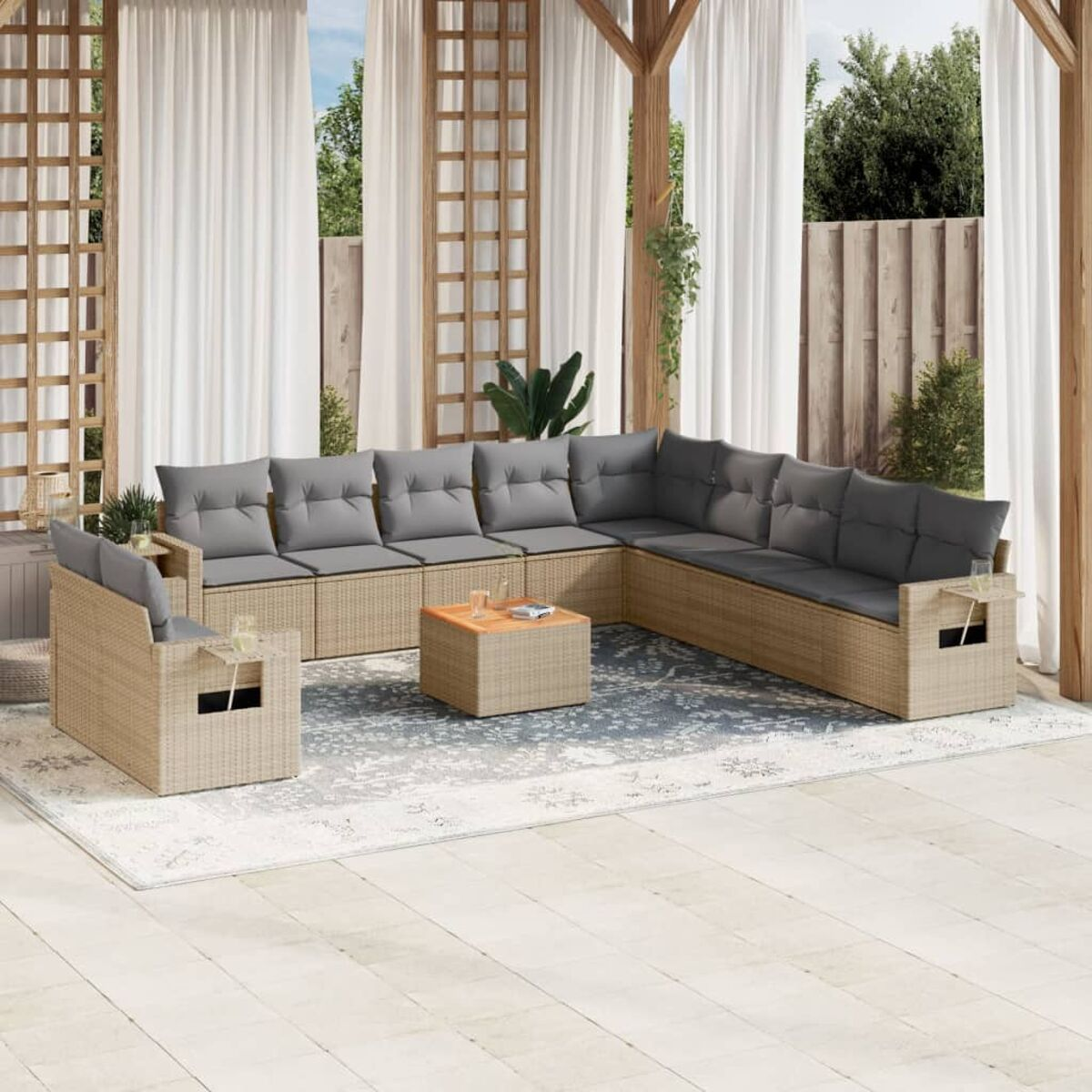 Mobili da patio all'aperto. Vimini beige con cuscini grigi e un tavolo.