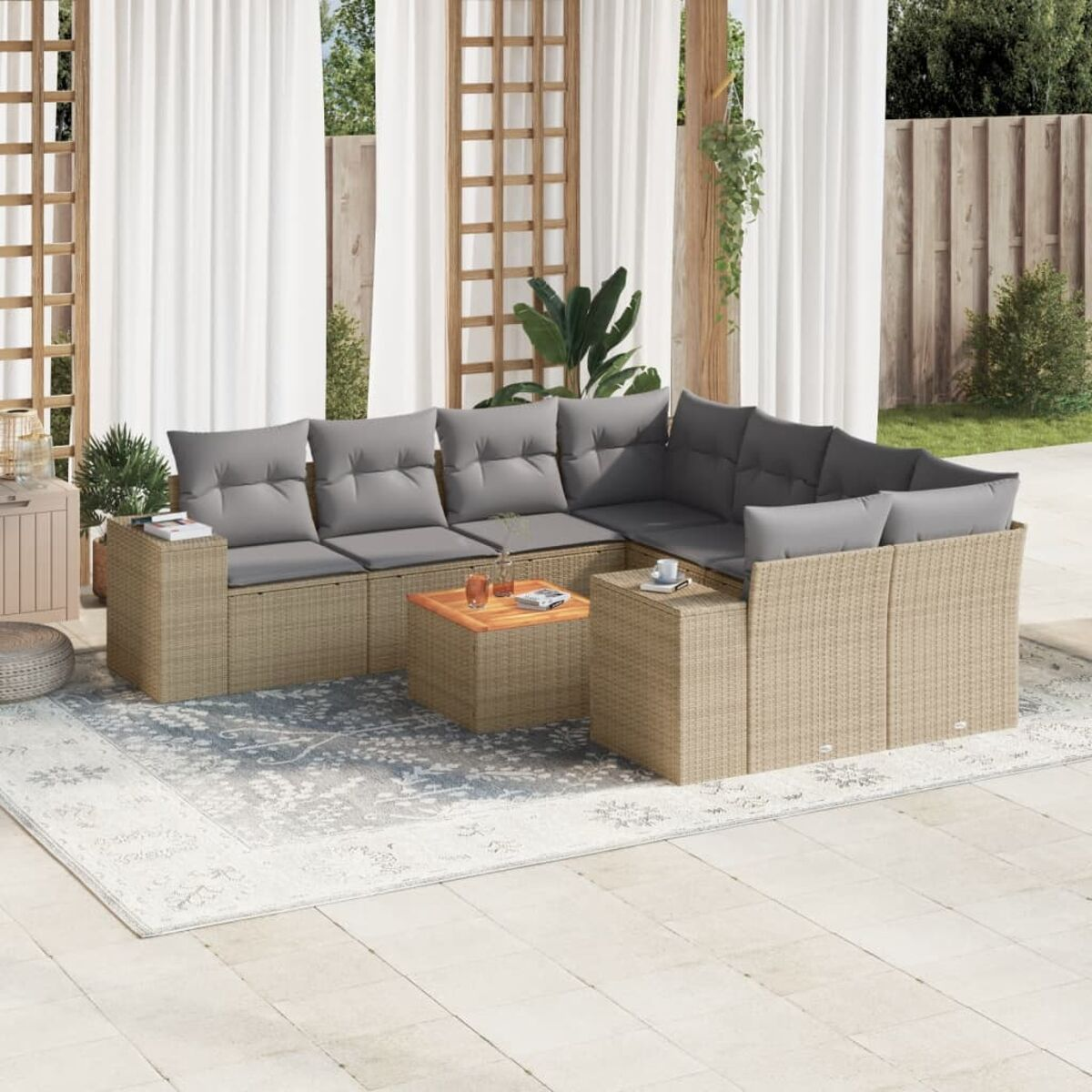 Beiges Ecksofa aus Rattan mit grauen Kissen und einem kleinen Tisch auf einem gemusterten Teppich.