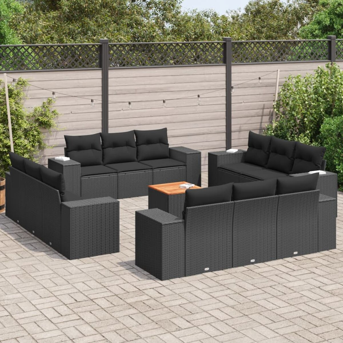 Schwarzes Geflecht-Terrassenmöbel-Set. Tisch mit Holzplatte in der Szene. Ziegel-Patio-Umgebung.