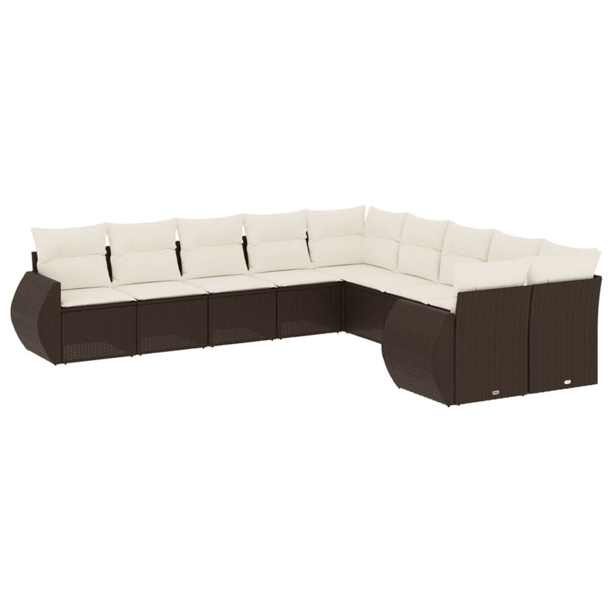 Divano angolare in vimini marrone con cuscini color crema su sfondo bianco.