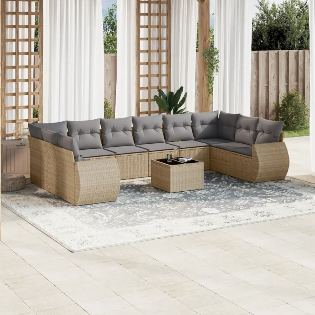 Outdoor-Terrassenset mit beigen Korbmöbeln, darunter ein Ecksofa und ein Couchtisch.