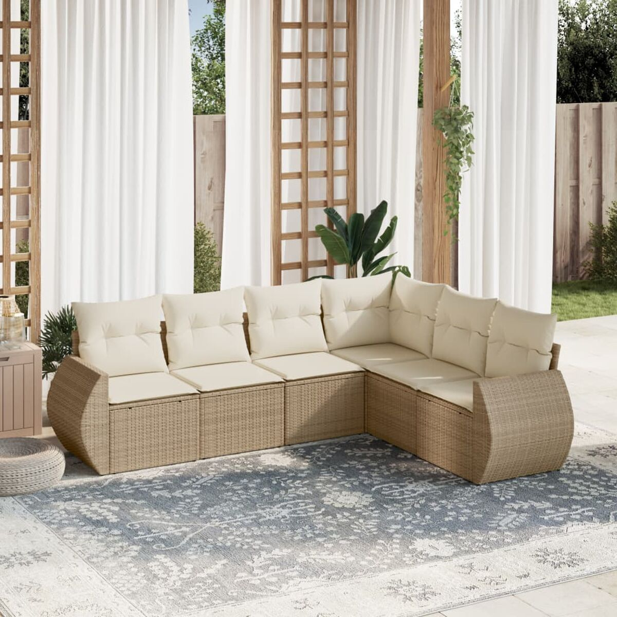 Beiges Ecksofa auf blauem Teppich, weiße Vorhänge und Holzstruktur im Hintergrund.