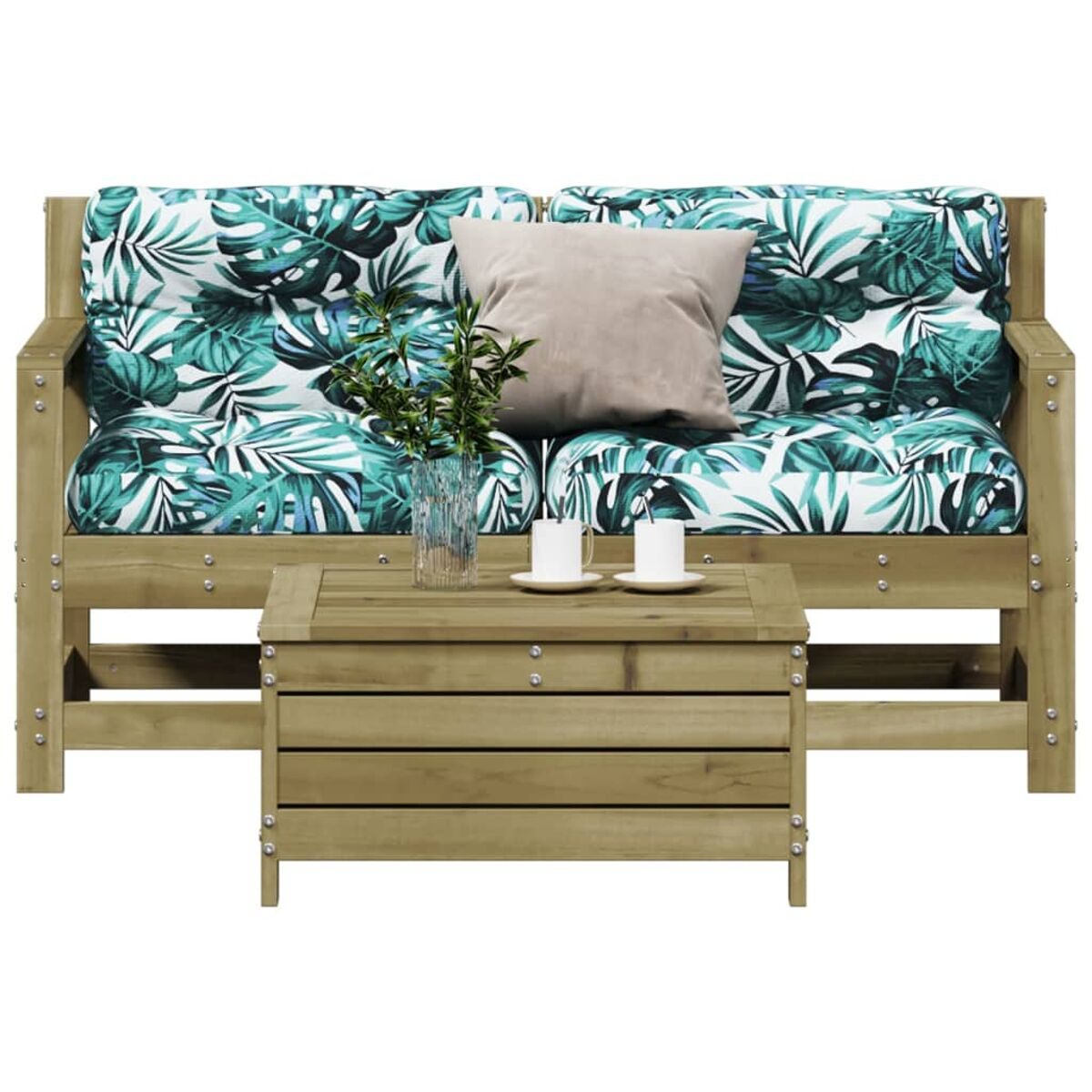 Holzsofa mit grünen Blattkissen, passendem Tisch mit Pflanzen und zwei Tassen.