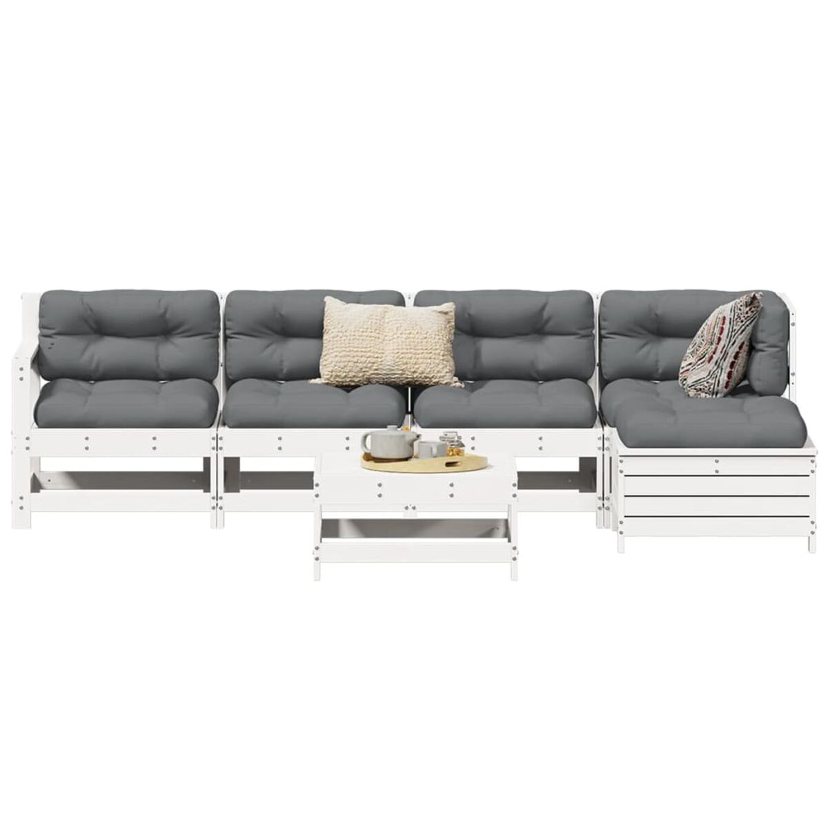Weißes Holzrahmen-Sofa mit grauen Kissen, einem Kissen und einem Tisch. Ein weißer Hintergrund.