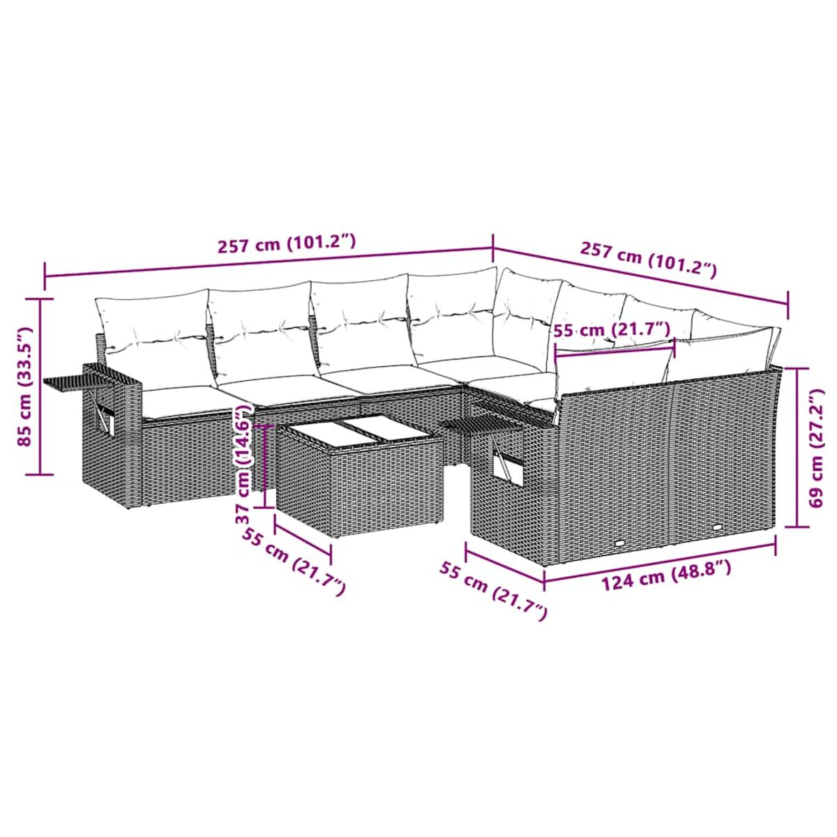 Geflochtene Outdoor-Terrassengarnitur mit Tisch, zwei Sofas und weißen Vorhängen im Hintergrund.