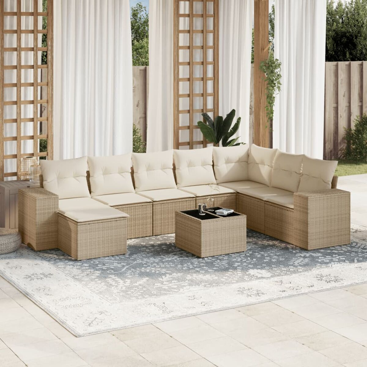 Beiges Outdoor-Ecksofa mit cremefarbenen Kissen, Couchtisch und Teppich.
