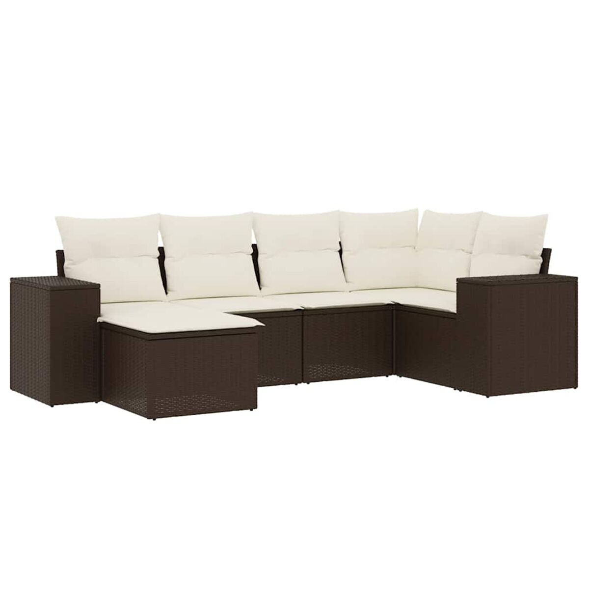 Divano angolare in vimini marrone con cuscini color crema. Set di mobili da esterno su sfondo bianco.