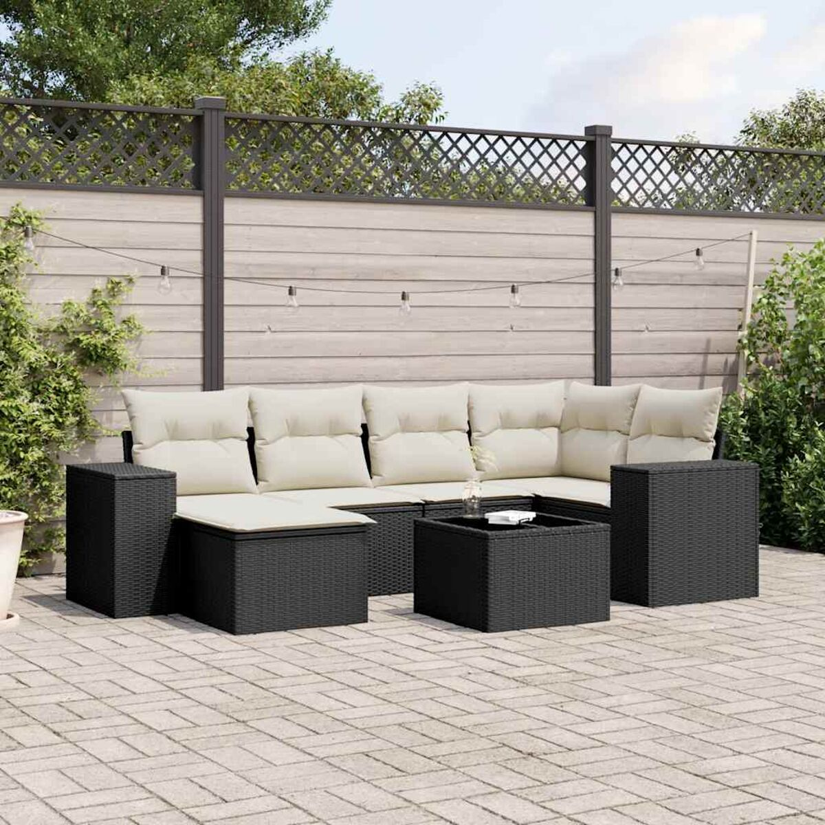 Schwarzes Korbmöbel-Terrassenset mit einem Ecksofa, einem Stuhl und einem Couchtisch.