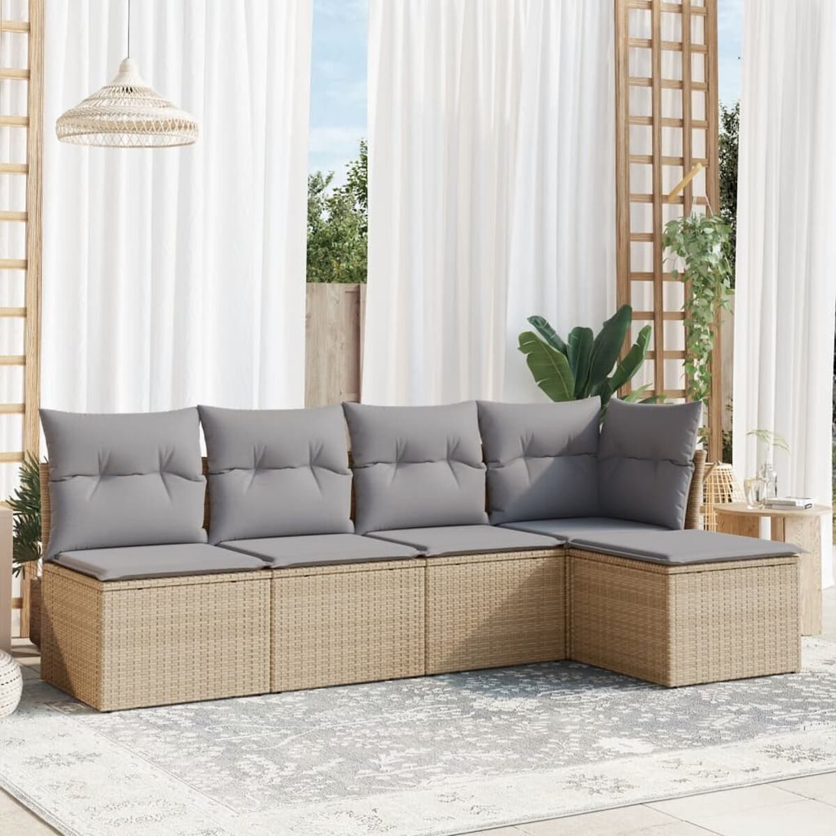 Ein L-förmiges Outdoor-Sofa mit beigefarbener Webbasis und grauen Kissen in heller Umgebung.