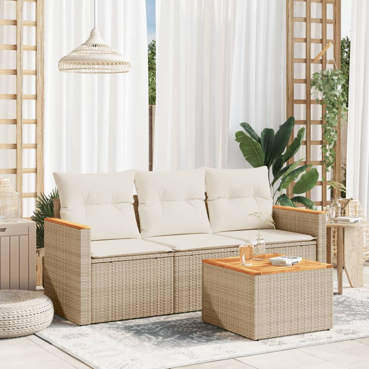 Beiges Outdoor-Sofa aus Korbgeflecht mit beigefarbenen Kissen und einem Tisch mit Holzplatte, auf einem Teppich.