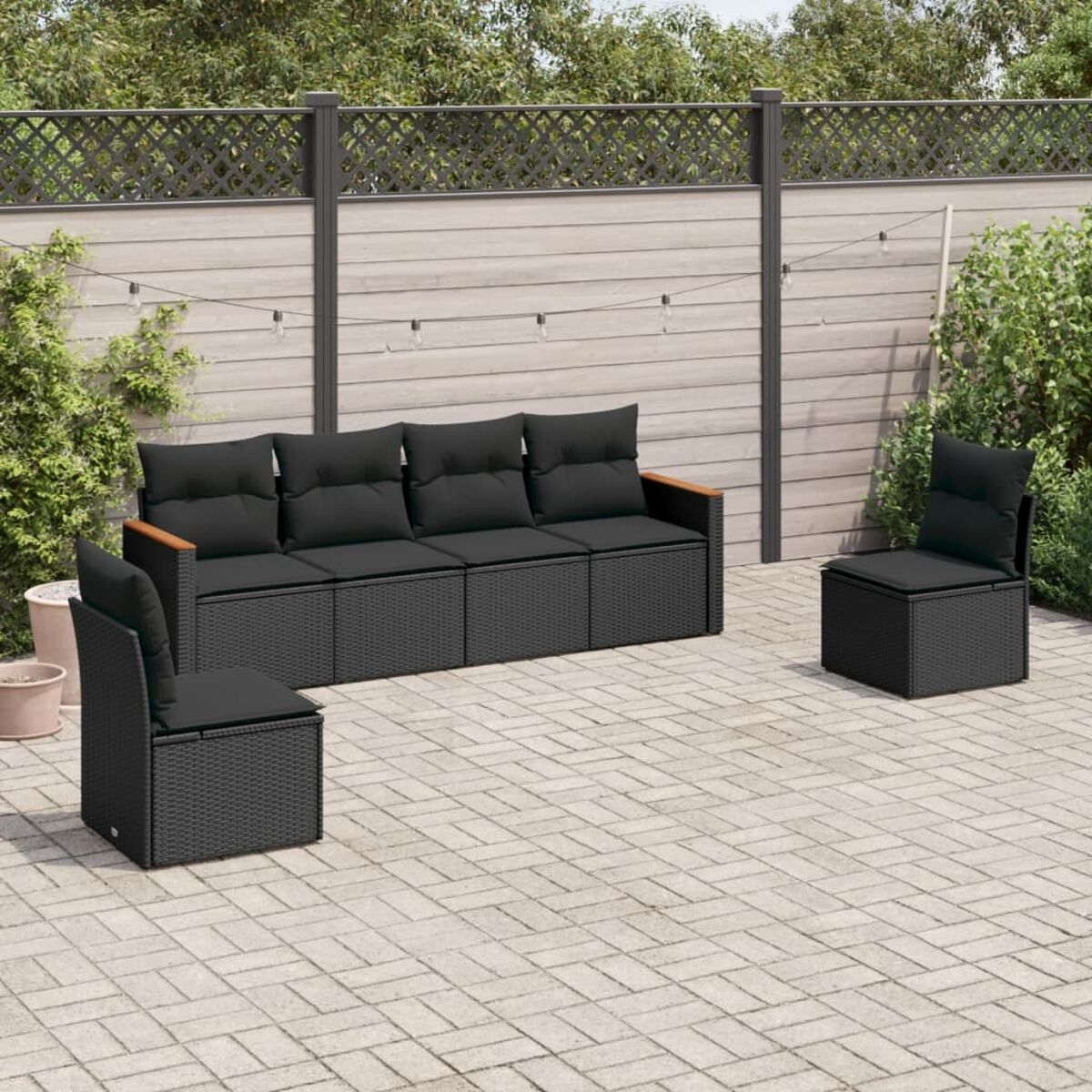 Schwarzes Korbmöbel-Terrassenset mit einem Sofa, zwei Stühlen und einem Couchtisch.