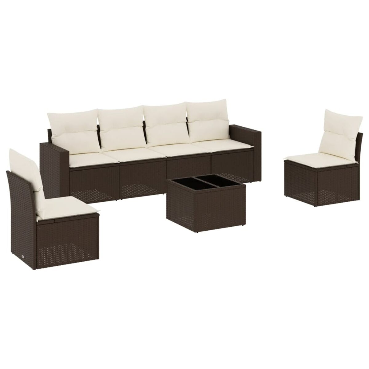 Set divano in rattan marrone con cuscini crema e due sedie.