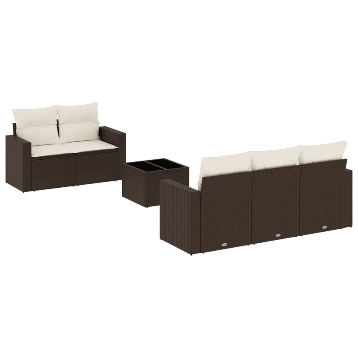 Set divano in vimini marrone con tavolo. Cuscini bianchi. Sfondo bianco.